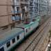 Proprio in quel momento un altro treno "accarezza" gli immobili circostanti, prima di riprendere la sua corsa verso la stazione di Bari Centrale